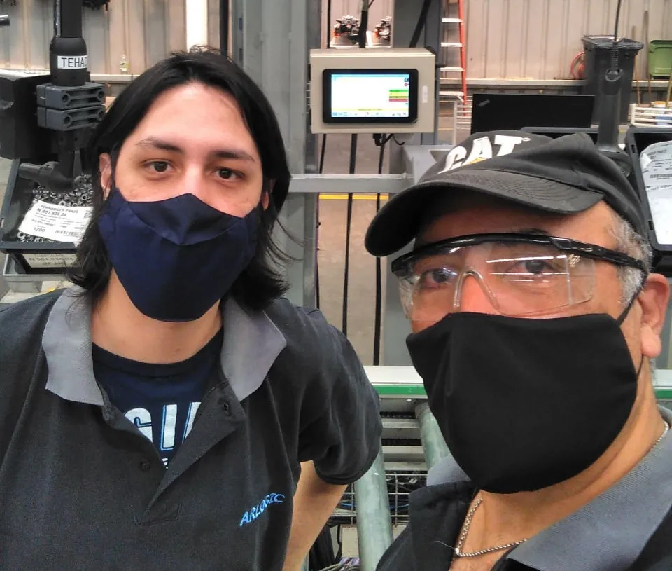 Integrantes del equipo de Arlogic en planta, junto a un terminal industrial
