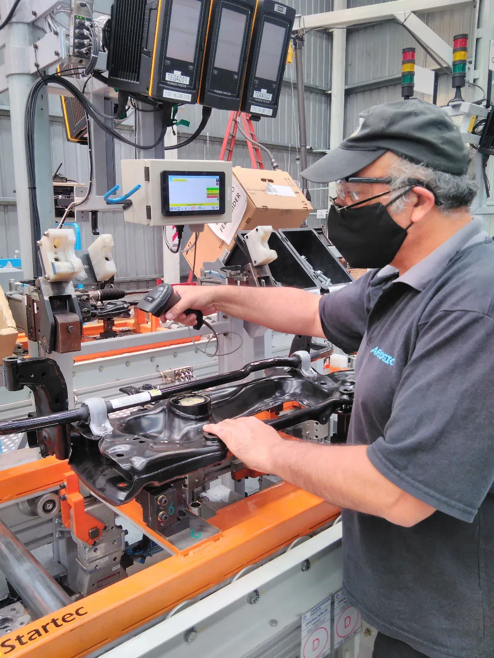 Técnico de Arlogic trabajando en una línea de producción con un terminal industrial